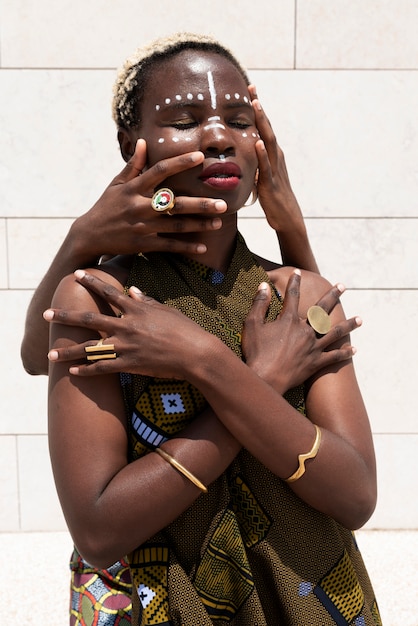 무료 사진 전통적인 아프리카 복장 야외에서 포즈를 취하는 여자의 초상화