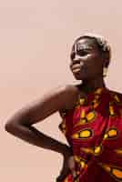 Бесплатное фото Портрет женщины, позирующей в традиционной африканской одежде на открытом воздухе