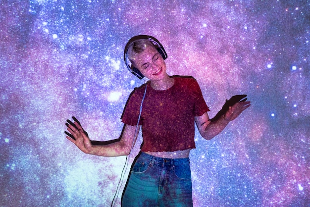 무료 사진 우주 투영 텍스처와 함께 포즈를 취하는 여자의 초상화