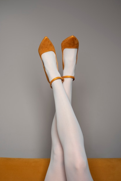 無料写真 スタイリッシュなハイヒールとパンストを持つ女性の足の肖像画