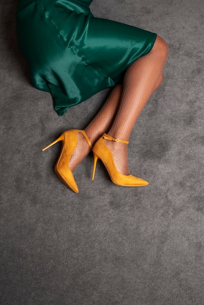 Бесплатное фото Портрет женских ног в стильных высоких каблуках и колготках
