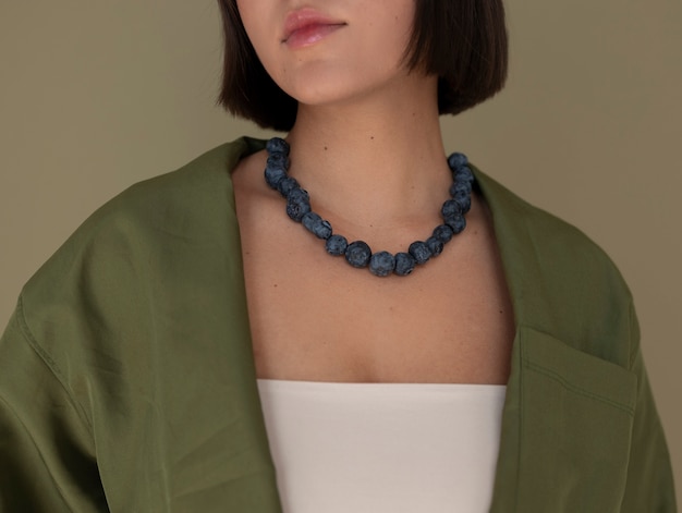 無料写真 ブルーベリーのネックレスを持つ女性の肖像画