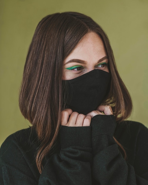 Бесплатное фото Портрет женщины с макияжем и маской для лица