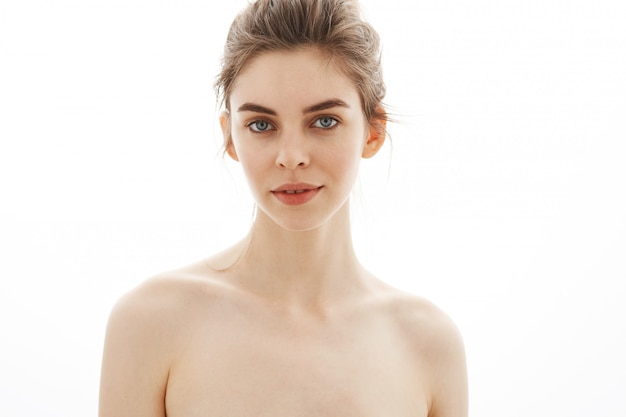 無料写真 白い背景の上のパンと若い美しい柔らかい裸の女性の肖像画。