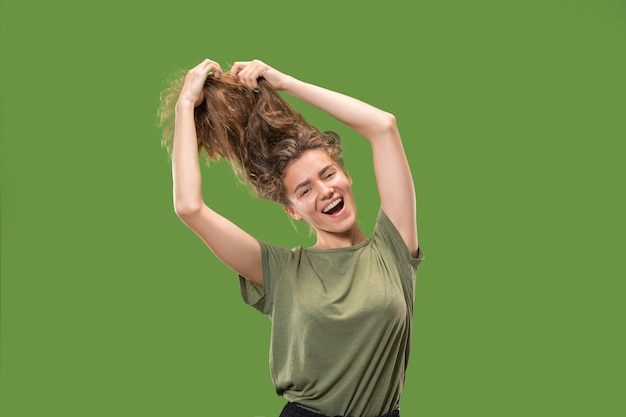 無料写真 緑の壁に分離されたダンス若い女性モデルの肖像