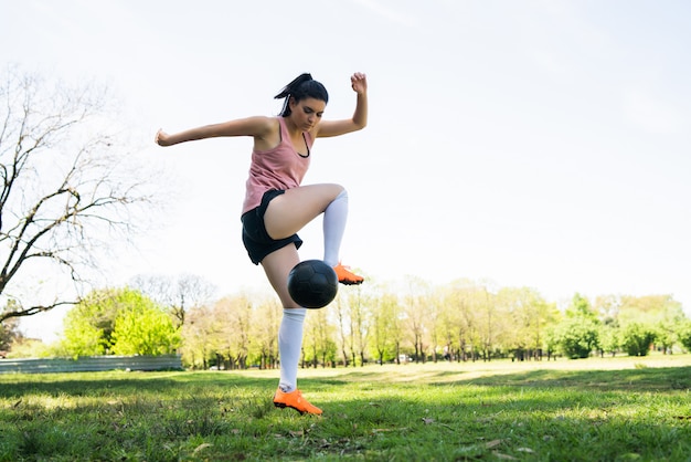 無料写真 若い女子サッカー選手のトレーニングとサッカーのフィールドでのスキルの練習の肖像画。スポーツコンセプト。