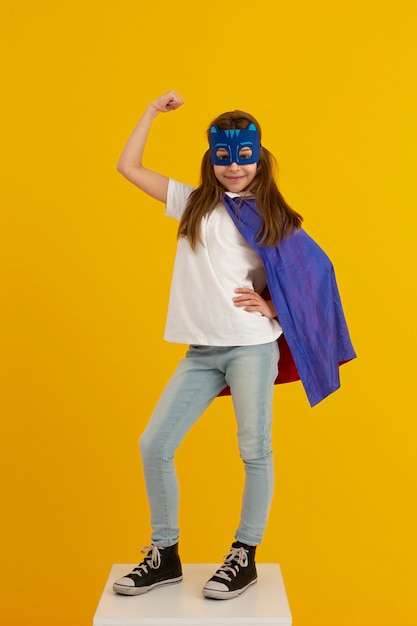 Бесплатное фото Портрет молодой девушки с мысом супергероя