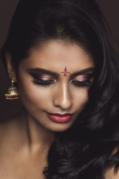 美しいメイクと髪型を持つ若いインドの女性の肖像画 プレミアム写真