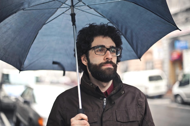 Бесплатное фото Портрет молодого человека в дождь