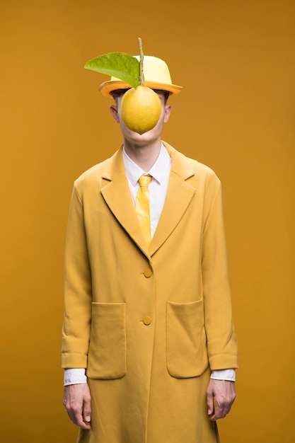 무료 사진 노란색 장면에서 레몬과 젊은 남자의 초상