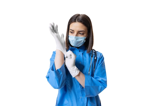 Портрет молодой женщины-врача медсестры медицинского работника в перчатках, изолированных на белом фоне студии Premium Фотографии