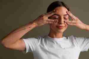 Бесплатное фото Портрет молодой женщины, практикующей лицевую йогу для молодежи