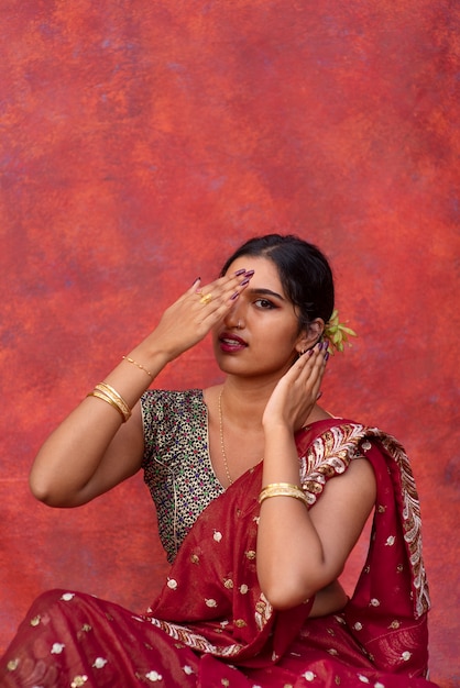 Бесплатное фото Портрет молодой женщины в традиционной одежде сари