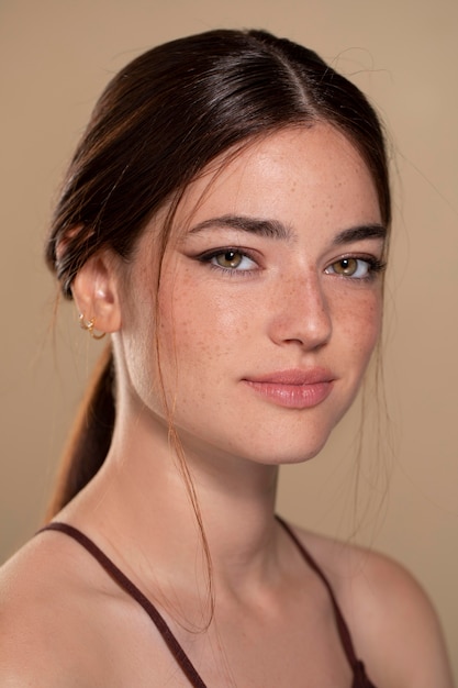 Бесплатное фото Портрет молодой женщины с естественным макияжем