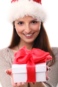 산타 모자와 선물 상자를 가진 젊은 여자의 초상화