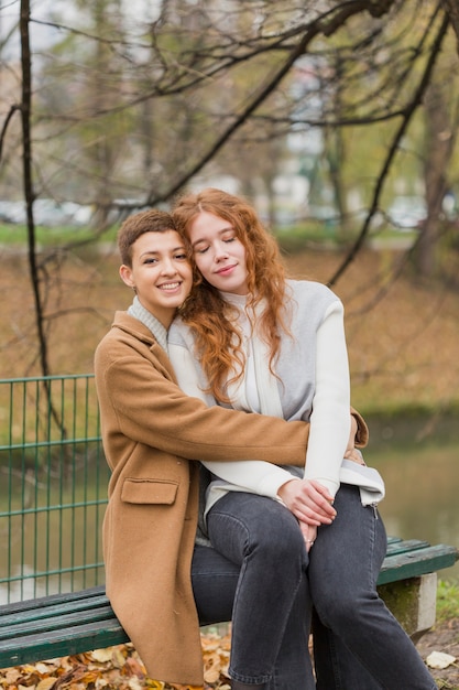 Бесплатное фото Портрет молодой женщины вместе