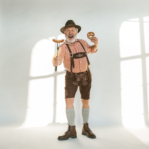 Free photo portrait of oktoberfest man wearing the traditional bavarian clothes