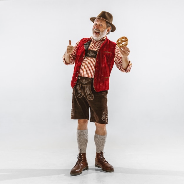 Ritratto di uomo anziano oktoberfest con cappello, indossando i tradizionali abiti bavaresi Foto Gratuite