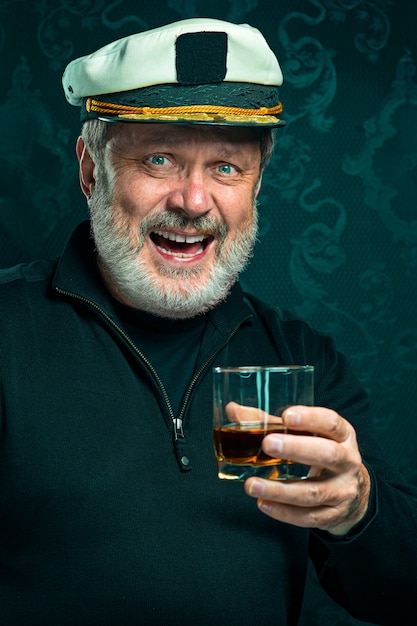 Free photo portrait of old captain or sailor man in black sweater