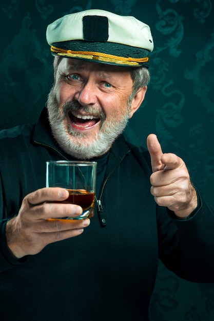 Free photo portrait of old captain or sailor man in black sweater