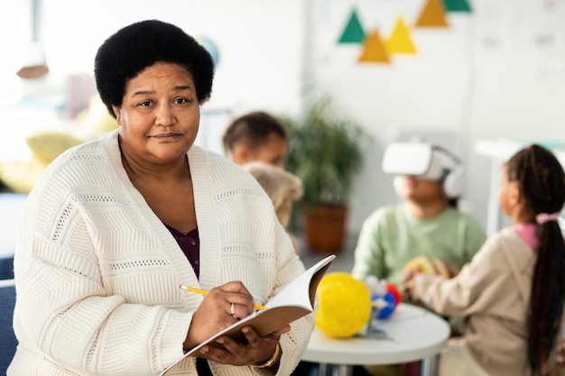 Foto gratuita ritratto di vecchia insegnante femminile in classe