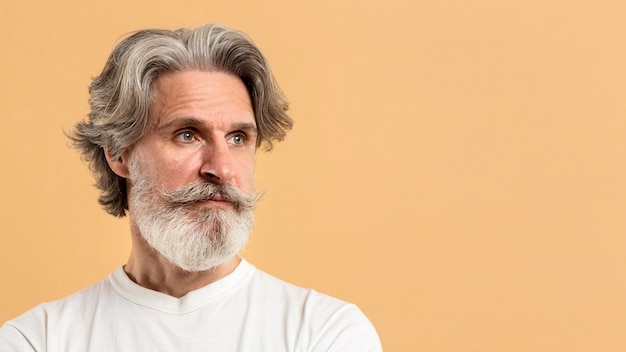 Free photo portrait of old man looking away with copy-space
