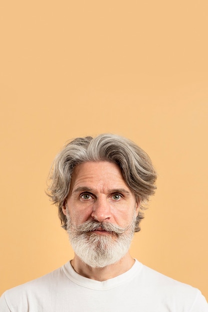 Free photo portrait of old man with copy-space