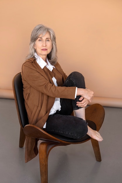 椅子に座っている年上のエレガントな女性の肖像画
