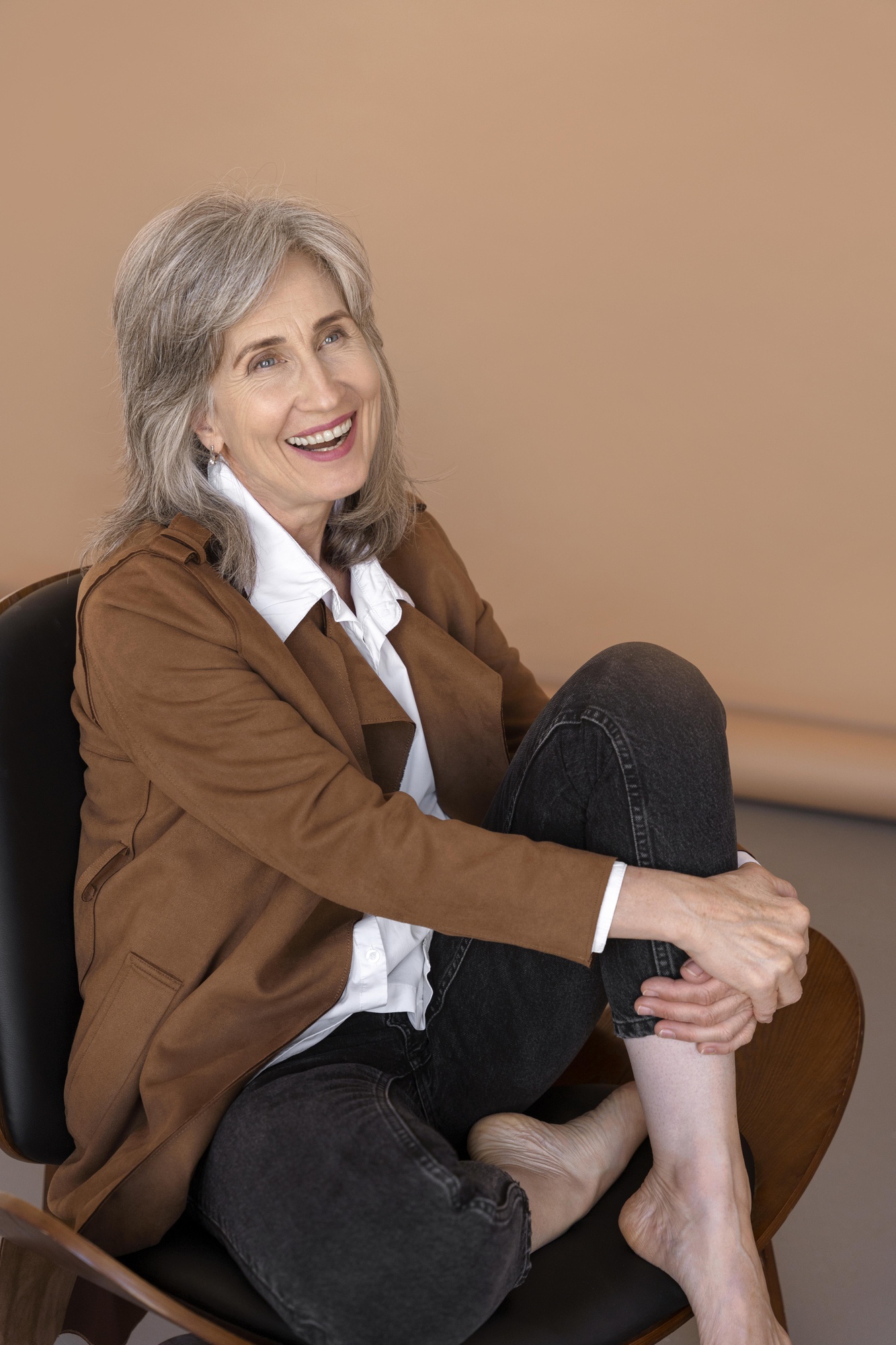 Free photo portrait of older elegant woman sitting in a chair