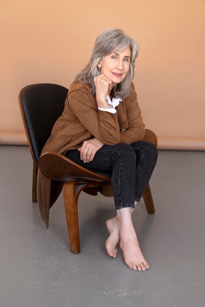 Free photo portrait of older elegant woman sitting in a chair