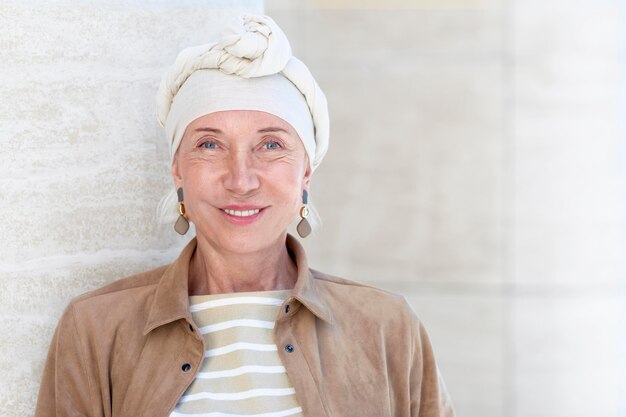 Free photo portrait of older woman outdoors in the city