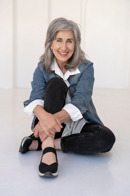 Free photo portrait of older woman posing in a jean jacket