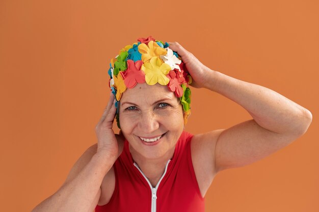 Портрет пожилой женщины в цветочной шапочке для плавания