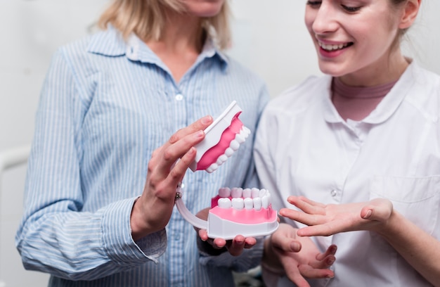 Foto gratuita ritratto del paziente e del dentista