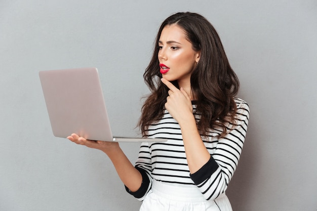 Free photo portrait of a pensive woman