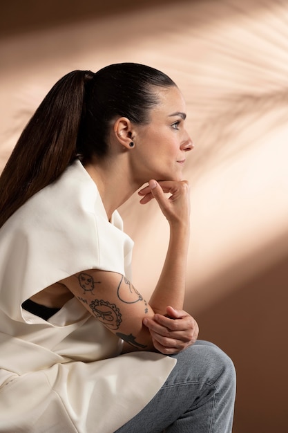 Free photo portrait of pensive woman