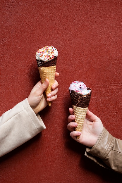 Foto gratuita ritratto di persone all'aperto che tengono coni gelato