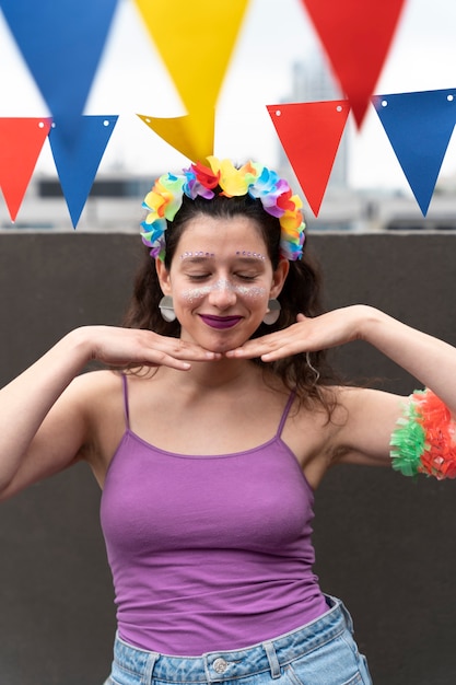 Foto gratuita ritratto di persona che si diverte a carnevale