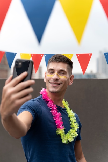 Foto gratuita ritratto di persona che si diverte a carnevale