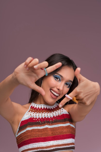 Free photo portrait of person wearing graphic eye makeup