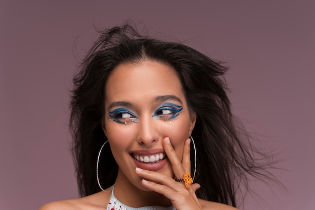 Free photo portrait of person wearing graphic eye makeup