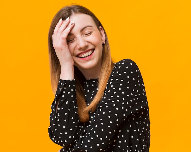 Foto gratuita ritratto femminile giocoso