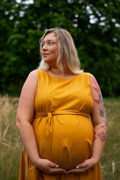 Free photo portrait of plus size pregnant woman