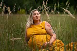 Free photo portrait of plus size pregnant woman