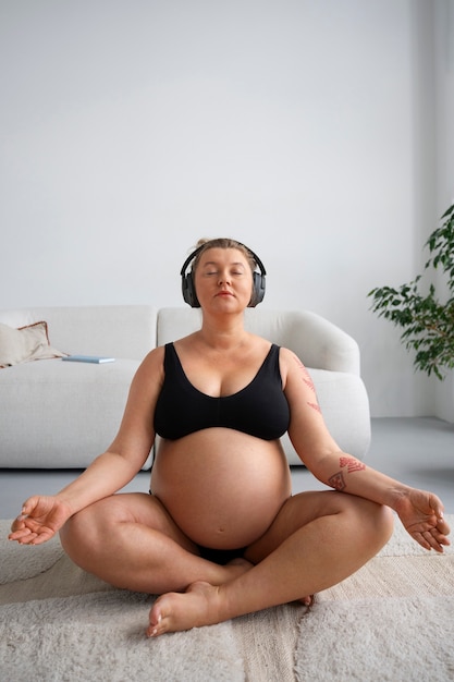 Портрет беременной женщины плюс-размера