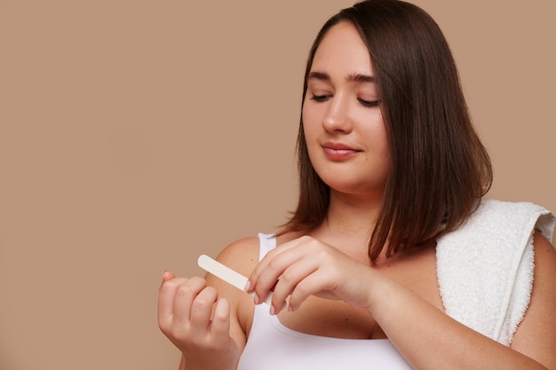 Foto gratuita ritratto di donna taglie forti che fa il suo regime di bellezza e la sua routine di cura della pelle