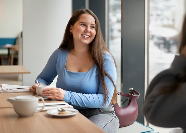 レストランでドリンクを楽しむプラスサイズの女性のポートレート