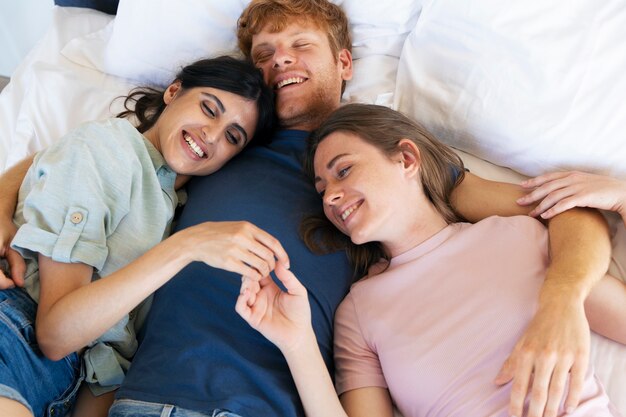 애정을 보여주는 집에서 polyamorous 부부의 초상화