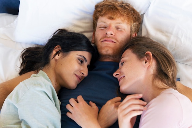 Free photo portrait of polyamorous couple at home showing affection