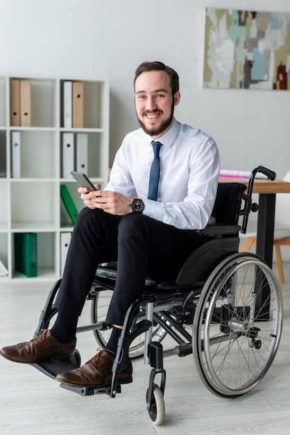 Free photo portrait of positive adult man at the office